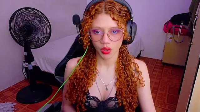 Snapshot of Birdie_0 chatting on 10/13/25, 01:55 Birdie 0 online show from 10/13/25, 01:55