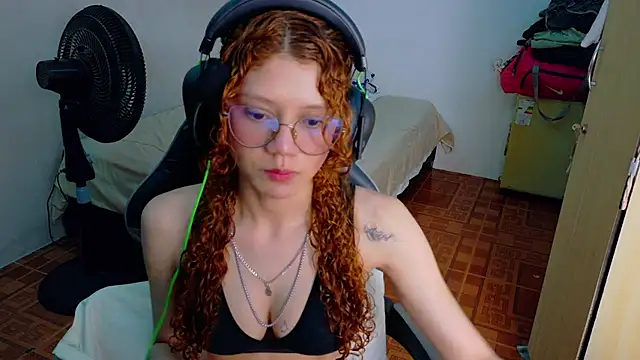 Snapshot of Birdie_0 chatting on 10/27/25, 01:59 Birdie 0 online show from 10/27/25, 01:59