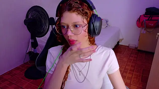 Snapshot of Birdie_0 chatting on 10/29/25, 01:13 Birdie 0 online show from 10/29/25, 01:13