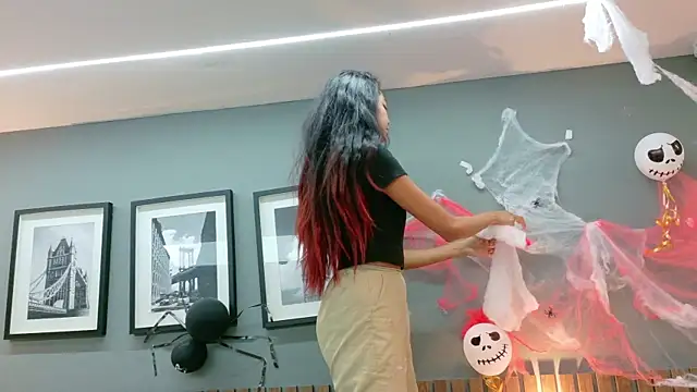 Snapshot of luna_roja25 chatting on 11/06/25, 01:23 luna roja25 online show from 11/06/25, 01:23