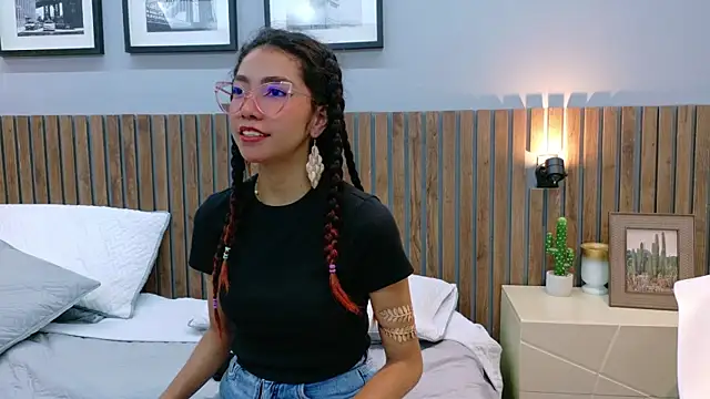 Snapshot of luna_roja25 chatting on 11/24/25, 01:22 luna roja25 online show from 11/24/25, 01:22