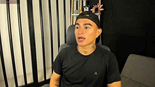 Snapshot of LiamDeep chatting on 09/19/25, 01:18 LiamDeep online show from 09/19/25, 01:18