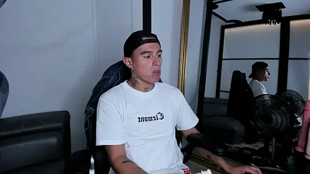 Snapshot of LiamDeep chatting on 10/08/25, 08:17 LiamDeep online show from 10/08/25, 08:17