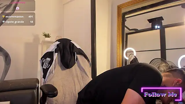 Snapshot of LiamDeep chatting on 11/30/25, 03:49 LiamDeep online show from 11/30/25, 03:49