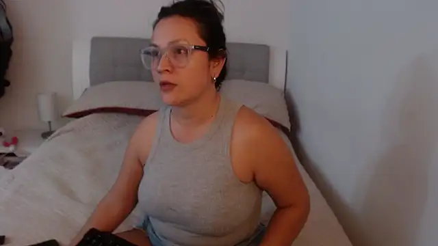Snapshot of sophie_lopez1 chatting on 07/20/26, 04:16 sophie lopez1 online show from 07/20/26, 04:16