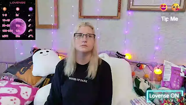 Snapshot of samanthamalichite chatting on 10/20/25, 01:44 samanthamalichite online show from 10/20/25, 01:44