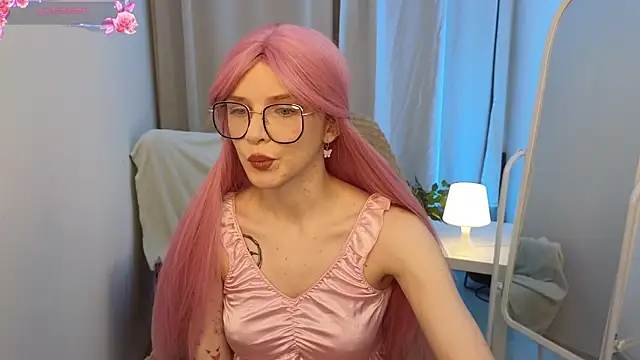 Snapshot of KiraMountrays chatting on 09/28/25, 10:15 KiraMountrays online show from 09/28/25, 10:15