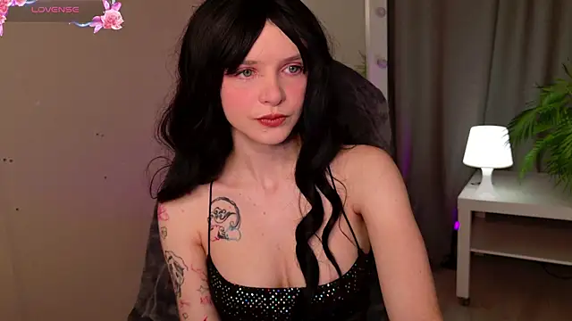 Snapshot of KiraMountrays chatting on 10/19/25, 10:54 KiraMountrays online show from 10/19/25, 10:54