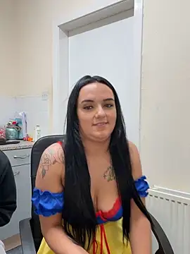 Snapshot of scottishcouple2002 chatting on 10/29/25, 01:19 scottishcouple2002 online show from 10/29/25, 01:19