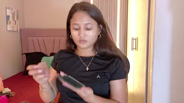 Snapshot of Laly_Cherry_ chatting on 11/22/25, 12:15 Laly Cherry online show from 11/22/25, 12:15