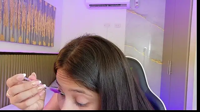 Snapshot of Laly_Cherry_ chatting on 12/14/25, 12:32 Laly Cherry online show from 12/14/25, 12:32