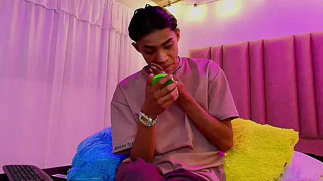 camilo nom online show from 10/24/25, 04:09