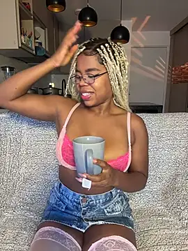 Snapshot of Sweet-Jade chatting on 11/12/25, 10:20 Sweet-Jade online show from 11/12/25, 10:20