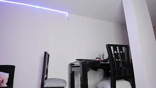 Snapshot of Cloekatz_ chatting on 12/23/25, 01:03 Cloekatz online show from 12/23/25, 01:03