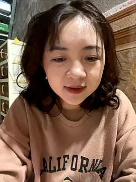 Snapshot of Lonnina chatting on 11/12/25, 01:28 Lonnina online show from 11/12/25, 01:28