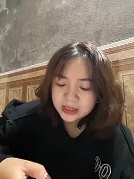 Snapshot of Lonnina chatting on 11/13/25, 02:10 Lonnina online show from 11/13/25, 02:10