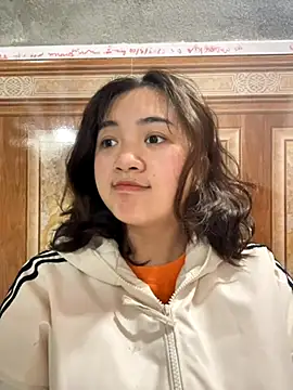 Snapshot of Lonnina chatting on 11/18/25, 04:17 Lonnina online show from 11/18/25, 04:17