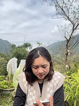 Snapshot of Lonnina chatting on 11/21/25, 05:28 Lonnina online show from 11/21/25, 05:28