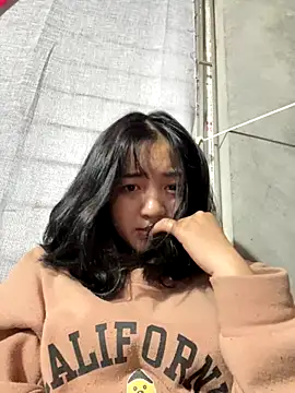 Snapshot of Lonnina chatting on 12/18/25, 03:56 Lonnina online show from 12/18/25, 03:56