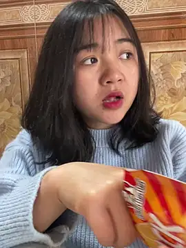 Snapshot of Lonnina chatting on 12/19/25, 03:13 Lonnina online show from 12/19/25, 03:13