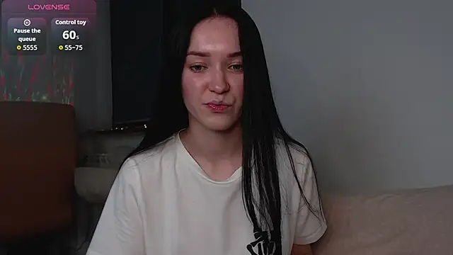 Snapshot of Veliora chatting on 10/29/25, 04:09 Veliora online show from 10/29/25, 04:09