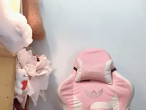 Snapshot of Pony898 chatting on 12/16/25, 06:02 Pony898 online show from 12/16/25, 06:02