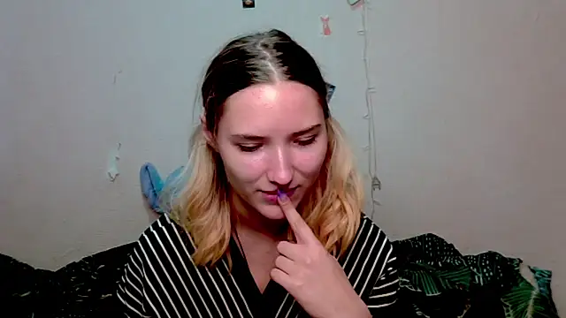 Snapshot of _kikiclark__ chatting on 10/15/25, 08:53 kikiclark online show from 10/15/25, 08:53