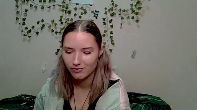 Snapshot of _kikiclark__ chatting on 10/25/25, 08:47 kikiclark online show from 10/25/25, 08:47