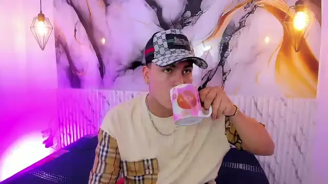 Snapshot of ActiSain chatting on 10/10/25, 02:43 ActiSain online show from 10/10/25, 02:43