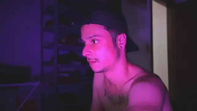 Snapshot of chrisalmeid_ chatting on 09/21/25, 01:07 chrisalmeid  online show from 09/21/25, 01:07