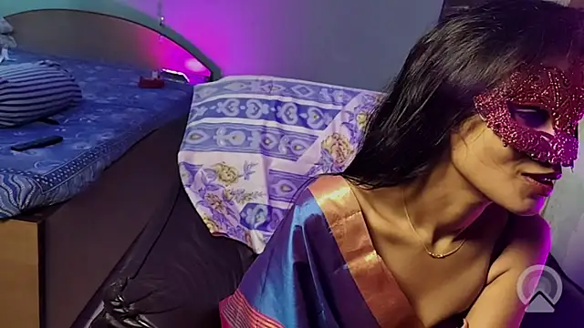 Snapshot of royeoy22 chatting on 10/01/25, 12:44 royeoy22 online show from 10/01/25, 12:44