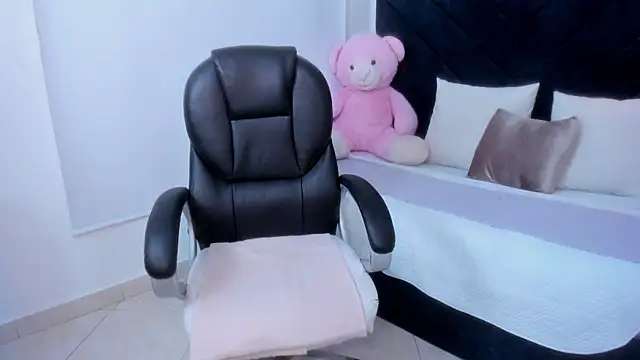 Snapshot of kate_lua chatting on 11/25/25, 11:43 kate lua online show from 11/25/25, 11:43