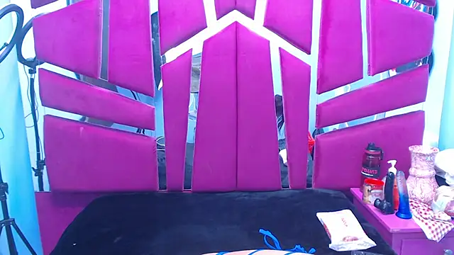 Carolina Suarez  online show from 12/05/25, 02:42