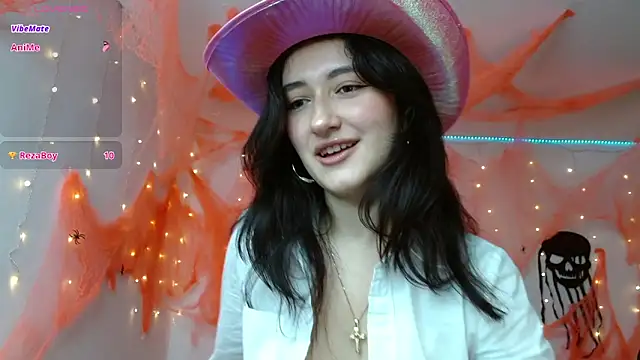 Snapshot of AlessandraLB chatting on 10/05/25, 10:35 AlessandraLB online show from 10/05/25, 10:35