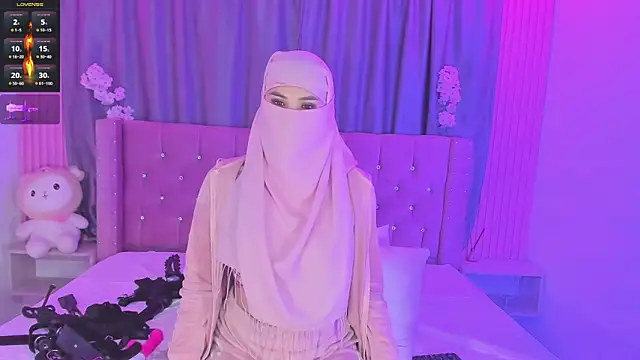 Nayla-Mouna online show from 06/30/26, 07:42