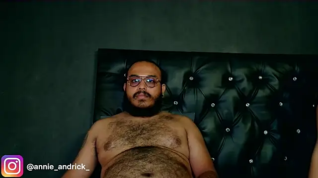 Snapshot of _leda_swan_ chatting on 12/14/25, 03:28 leda swan online show from 12/14/25, 03:28