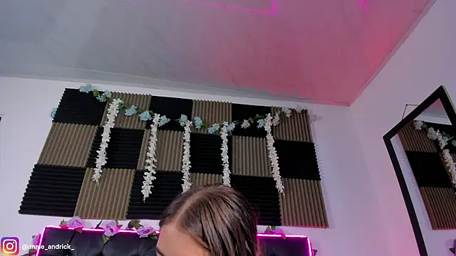  leda swan  online show from 06/07/26, 10:08