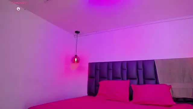 Snapshot of Roslin-Nix chatting on 09/23/25, 07:39 Roslin-Nix online show from 09/23/25, 07:39