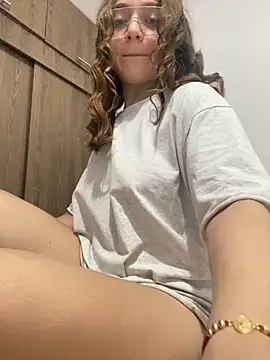 Snapshot of mia_evanss26 chatting on 11/24/25, 10:20 mia evanss26 online show from 11/24/25, 10:20