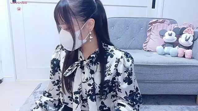 YURi luv online show from 10/22/25, 11:10