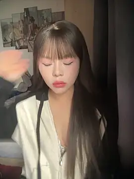 Snapshot of SarahBeii chatting on 10/25/25, 03:03 SarahBeii online show from 10/25/25, 03:03