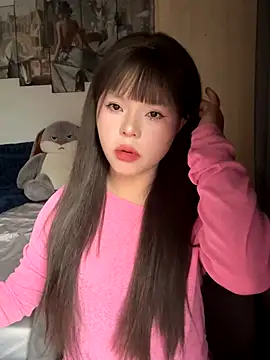 Snapshot of SarahBeii chatting on 10/27/25, 03:43 SarahBeii online show from 10/27/25, 03:43