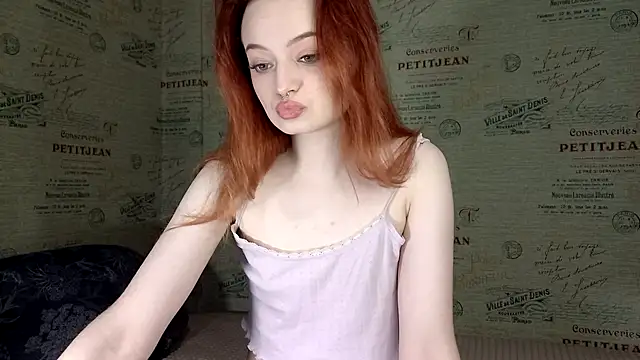 Snapshot of emi_less chatting on 10/19/25, 04:40 emi less online show from 10/19/25, 04:40