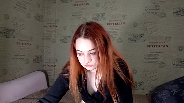 Snapshot of emi_less chatting on 10/26/25, 03:29 emi less online show from 10/26/25, 03:29