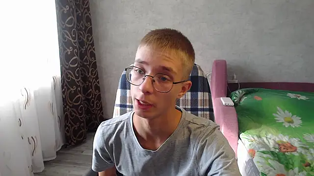 glasses cat online show from 09/15/25, 07:30