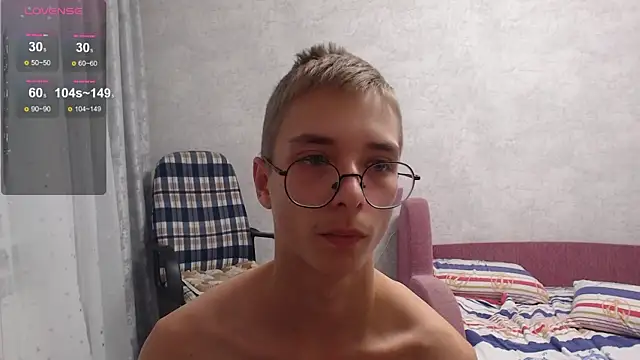 glasses cat online show from 10/10/25, 03:22