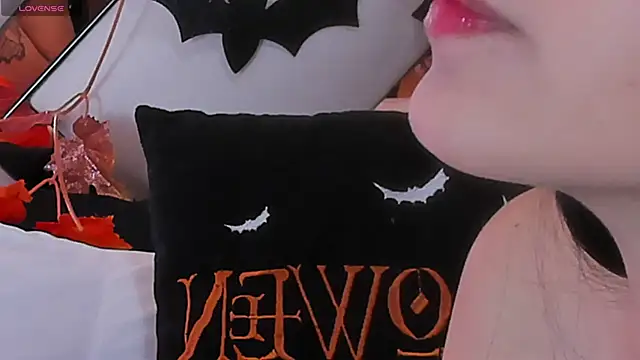 Snapshot of foxybunny chatting on 10/22/25, 01:06 foxybunny online show from 10/22/25, 01:06