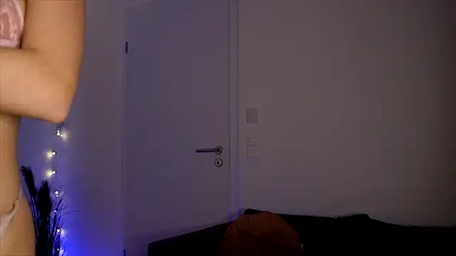 Snapshot of SophieFleur chatting on 10/22/25, 08:19 SophieFleur online show from 10/22/25, 08:19