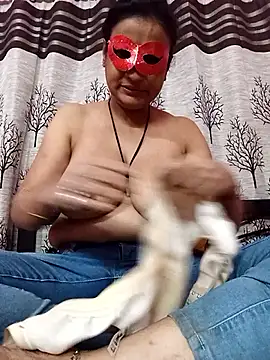 Snapshot of Gullapi chatting on 11/25/25, 04:45 Gullapi online show from 11/25/25, 04:45