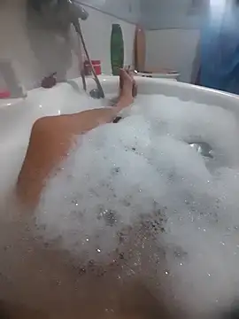 Snapshot of gigilola84 chatting on 10/19/25, 10:38 gigilola84 online show from 10/19/25, 10:38